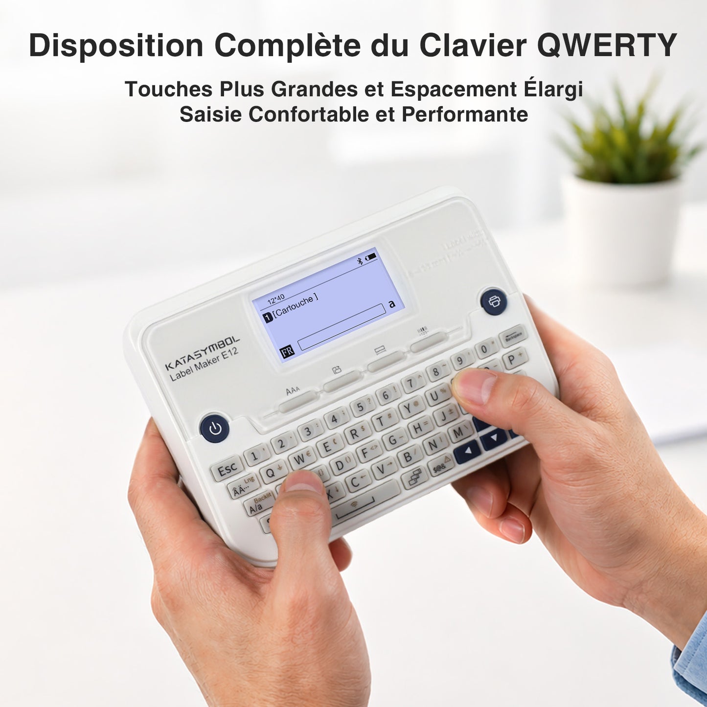 SUPVAN E12 Etiqueteuse,avec Clavier QWERTY, Écran Graphique Rétroéclairé, inclut 4 Rouleaux d'Étiquettes Étanches Autocollantes, pour la Maison, Le Bureau et l'école, Blanc